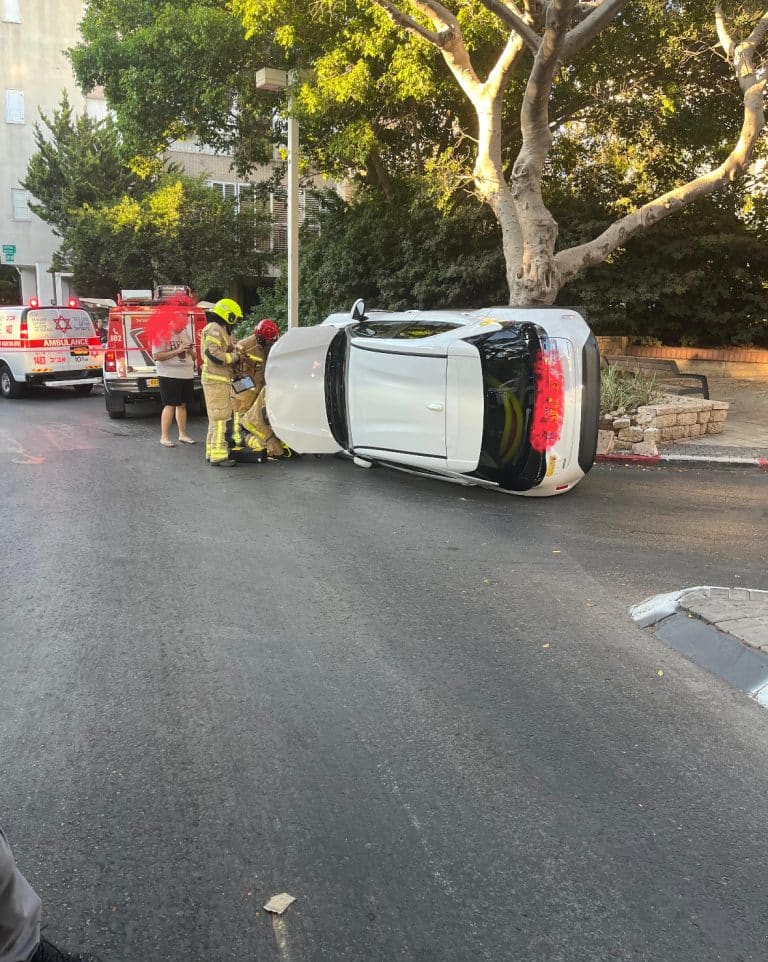 רכב התהפך ברחוב בורכוב פינת קק״ל NEWS3