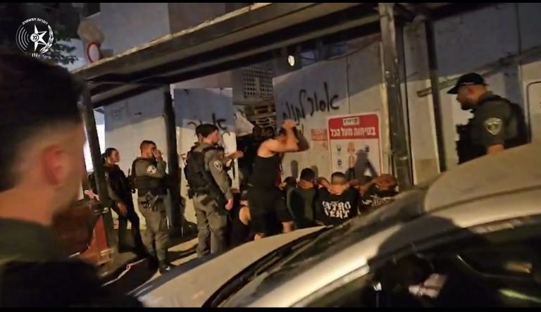 NEWS3 | מבצע לילי בגבעתיים: 13 שוהים בלתי חוקיים נעצרו באתר בנייה בעיר