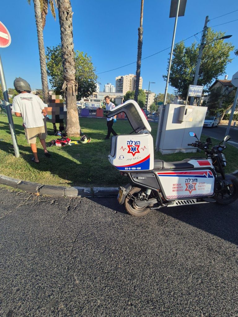 רמת גן: רוכב אופניים חשמליים פונה במצב בינוני לאחר שנפגע בתאונת דרכים