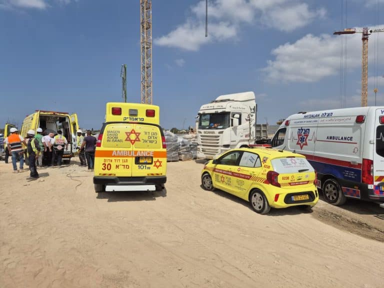 פועל נפצע בתאונת עבודה באתר בניה ברמת גן