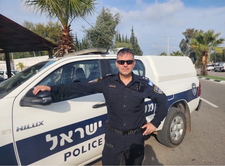 מפקד משטרת גבעתיים תפס פורצים ״בשעת מעשה״ במהלך חופשה
