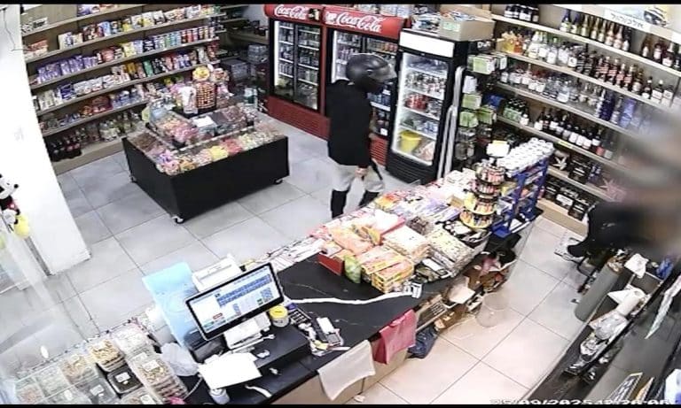 שודד באיומי סכין נעצר שעות לאחר שני מעשי שוד בקיוסקים