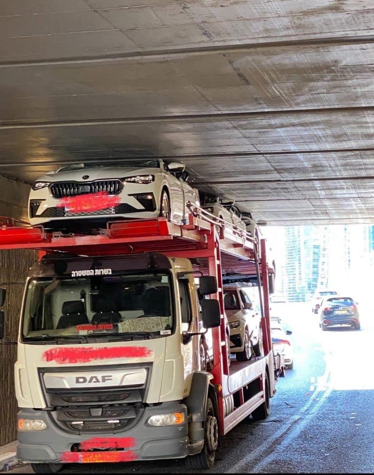 רכב גרר המוביל רכבים נתקע היום בבוקר במנהרה ברחוב אבא הילל ברמת גן, וגרם לעומסי תנועה כבדים באזור