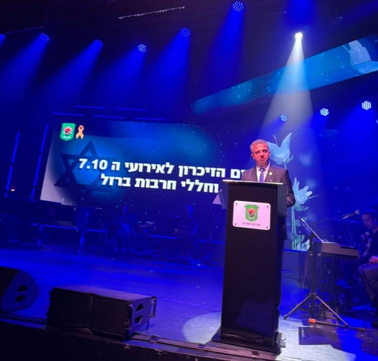 ״אני מתחייב לפניכם, משפחות יקרות, בשם הנהלת העיר רמת גן- אין לנו דבר חשוב יותר . קודם כל , הנצחת היקרים והיקרות שלכם ״ אמר בטקס יום הזיכרון 7 באוקטובר  ראש העיר כרמל שאמה הכהן