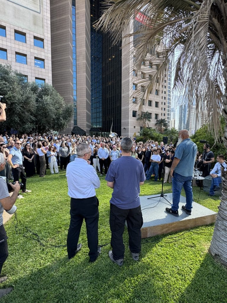 אבא הילל רמת גן טקס הורדת השלט – עמרי מירן שב הביתה
