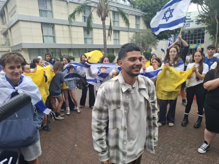 רגע שממלא את הלב : משני התיכונים ברמת גן, בליך ואלון הגיעו לקבל את פניו של יוסף חיים אוחנה עם שחרורו מכפר המכביה, התרגשות עצומה היום ברמת גן.