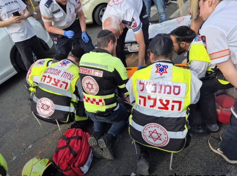 הולכת רגל פונתה במצב בינוני ברחוב חד נס לאחר שנפגעה בתאונת דרכים