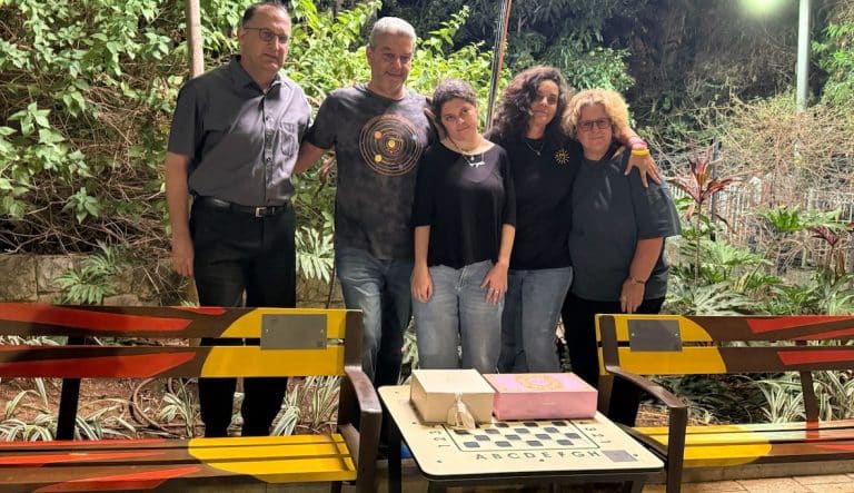 פינת ישיבה לזיכרה של עומר עוזיאל (14) ילידת בורכוב בת גבעתיים שנפטרה לפני 5 שנים