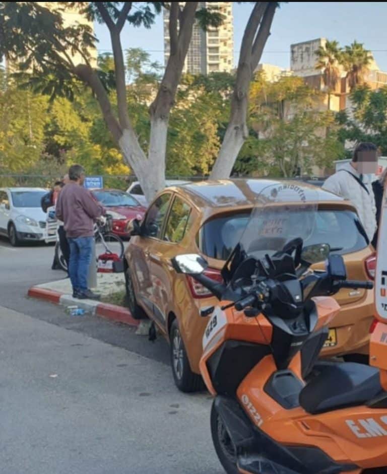 נהגת כבת 80 נפצעה בינוני לאחר שהתנגשה בעץ ברחוב ביאליק