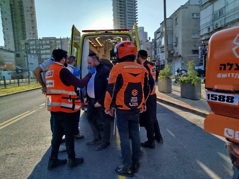פעם שניה השבוע : דרמה על אוטובוס בז׳בוטינסקי- חובשי איחוד הצלה הצילו חייו של קשיש