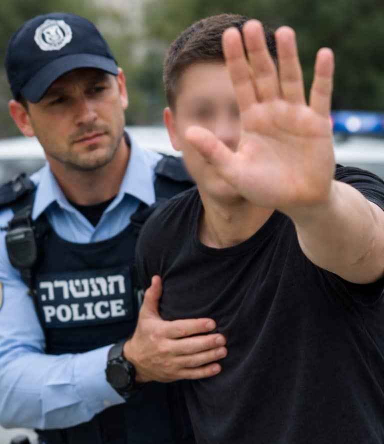 חשד לתקיפה מינית חמורה : צעיר בן 18 נעצר בגין,בעילה שלא בהסכמה לאחר הכרות ברשת