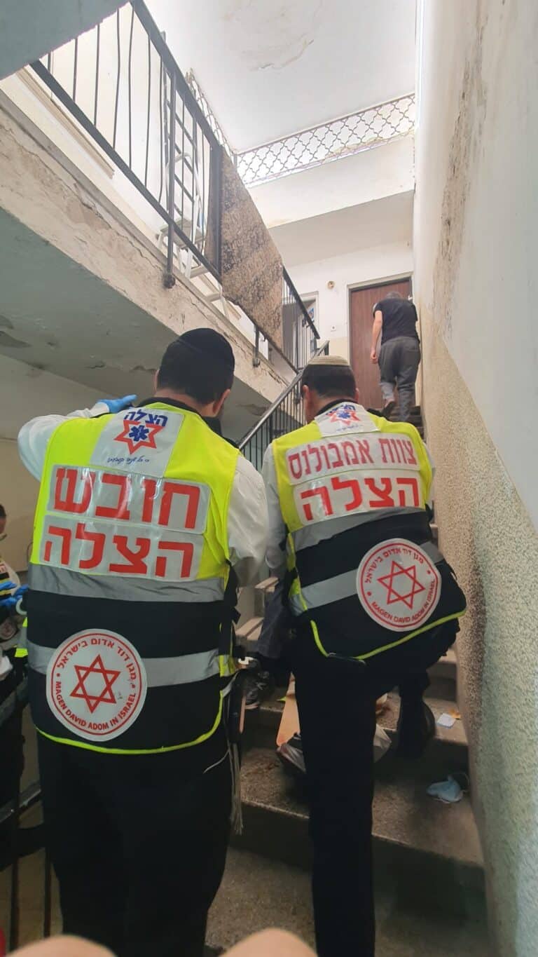 ברחוב נווה יהושוע שברמת גן, בן 77 נפצע באורח בינוני לאחר שנפל במדרגות