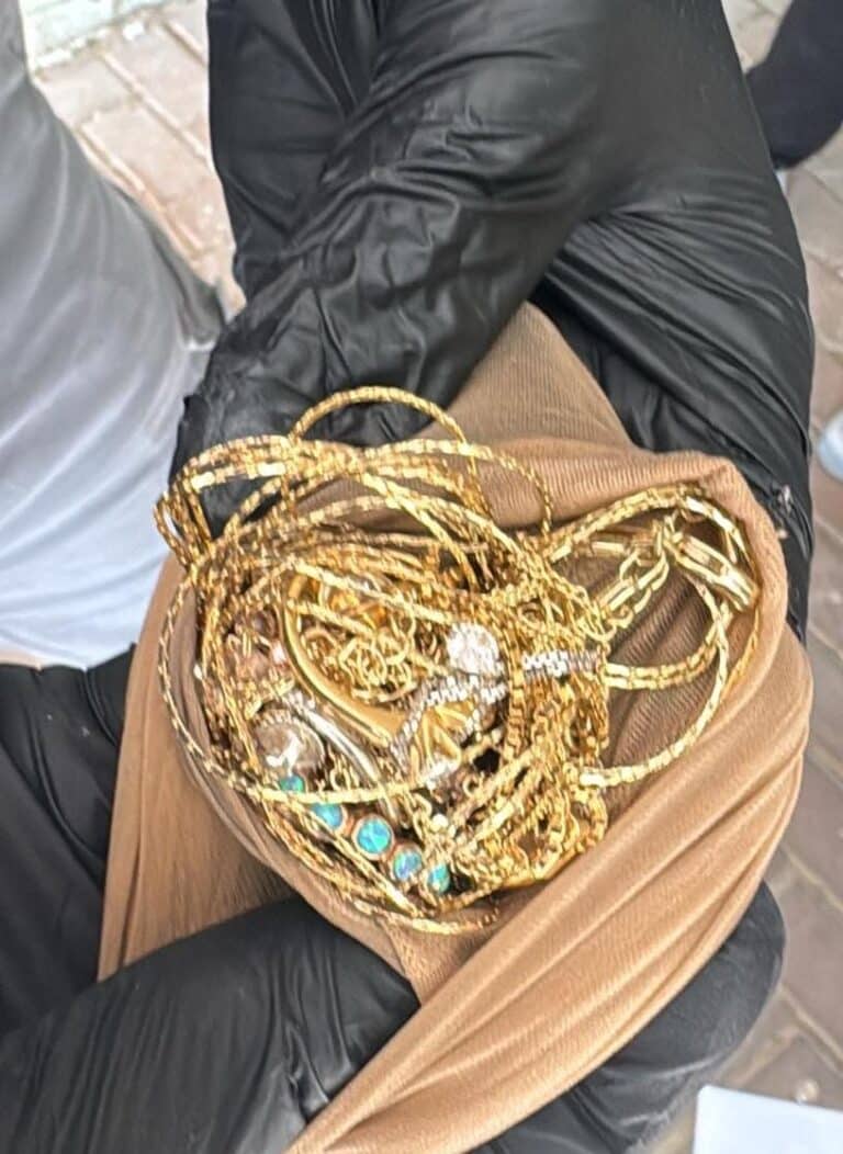 שני פורצים נתפסו ״על חם״ בדירה ברחוב חד נס שברמת גן, תכשיטי זהב בשווי אלפי שקלים הושבו לבעליהם