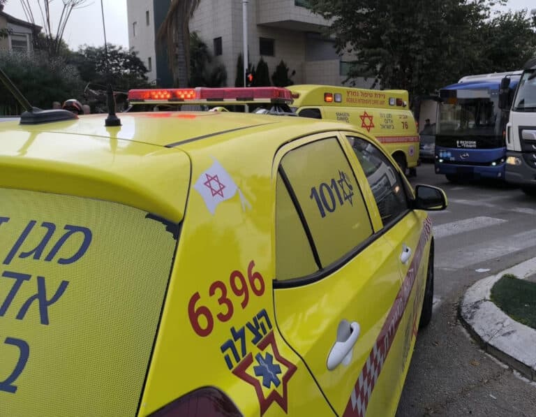 ברחוב בן גוריון ברמת גן נפגע הולך רגל מאוטובוס ופונה במצב בינוני