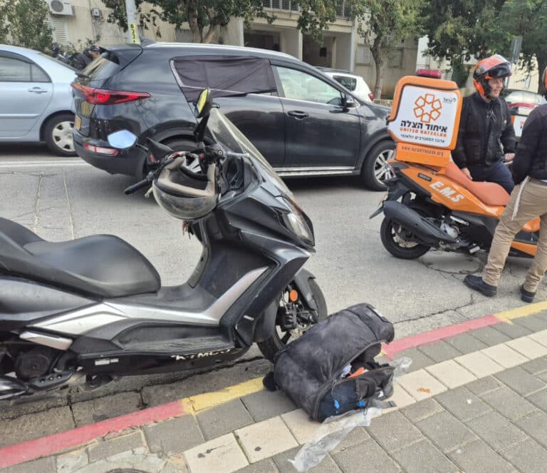 הולכת רגל נפגעה מקטנוע ברחוב המאבק בגבעתיים