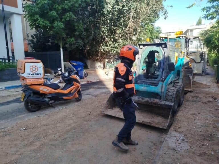 רחוב חצור ברמת גן , פועל נפצע בינוני בתאונת עבודה
