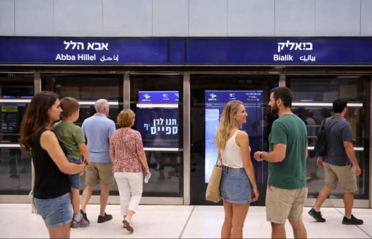 ראש העיר כרמל שאמה הכהן פנה לפיקוד העורף והנחה מבעוד מועד לפתיחת תחנות הרכבת הקלה כמחסה ציבורי, כך שיוכלו להגן על תושבי העיר כבר באזעקה הראשונה – גם במקרה של מכת פתע