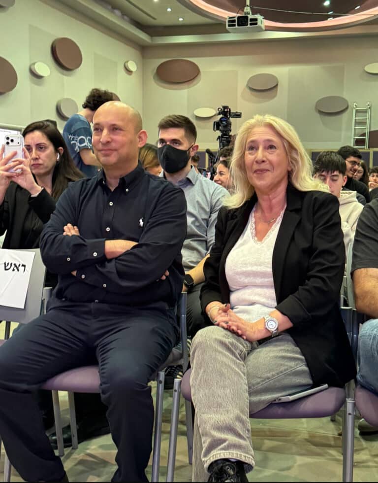 אתמול הגיע ראש ממשלת ישראל לשעבר נפתלי בנט  לדיון ציבורי פתוח עם תלמידי תיכון בליך שברמת גן