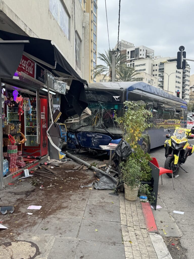 תאונת אוטובוס קשה קריניצי פינת ביאליק – כפר הישוב ,10 פצועים בהם אחד אנוש