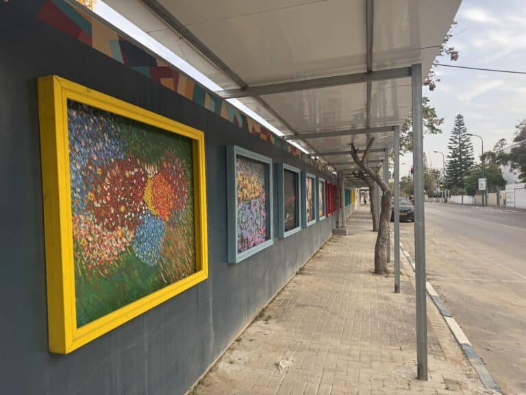 ברחוב המאבק בגבעתיים, על גדר אתר הבנייה של חברת ICR, נפתחה תערוכת ציורים ייחודית של כיתת הגמלאים מהתיכון הארצי לאמנויות ע״ש תלמה ילין