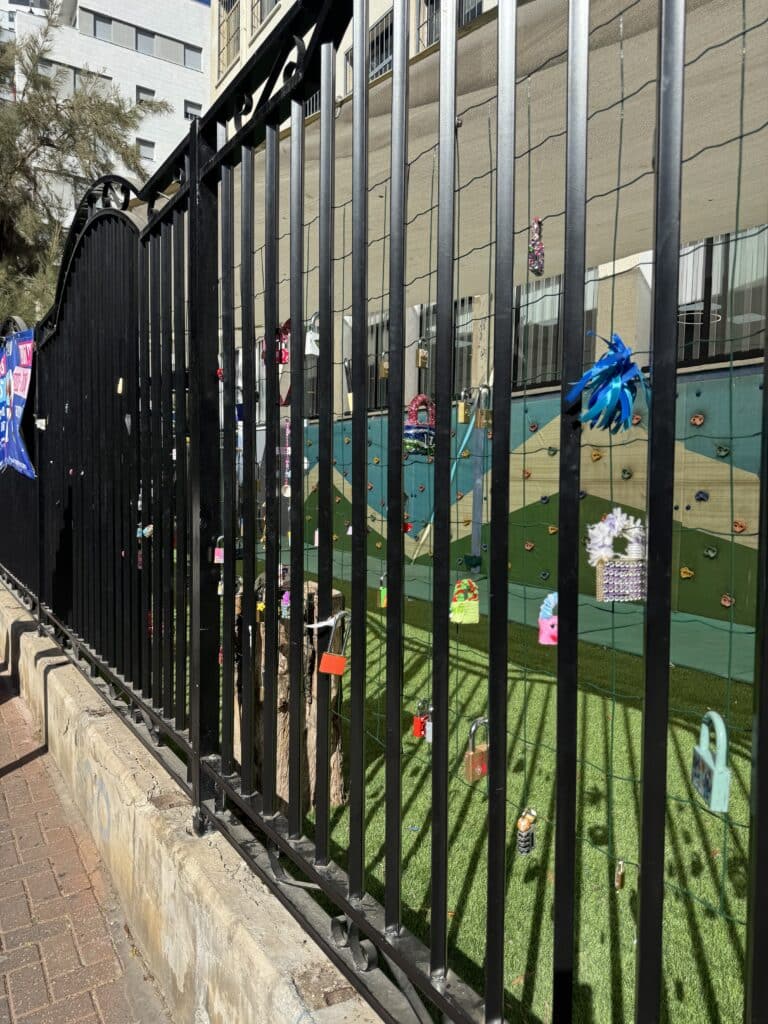 אהבה שננעלה על הגדר: יוזמה מרגשת בבית הספר היסודי “המתמיד”שכונת הראשונים לכבוד יום המשפחה