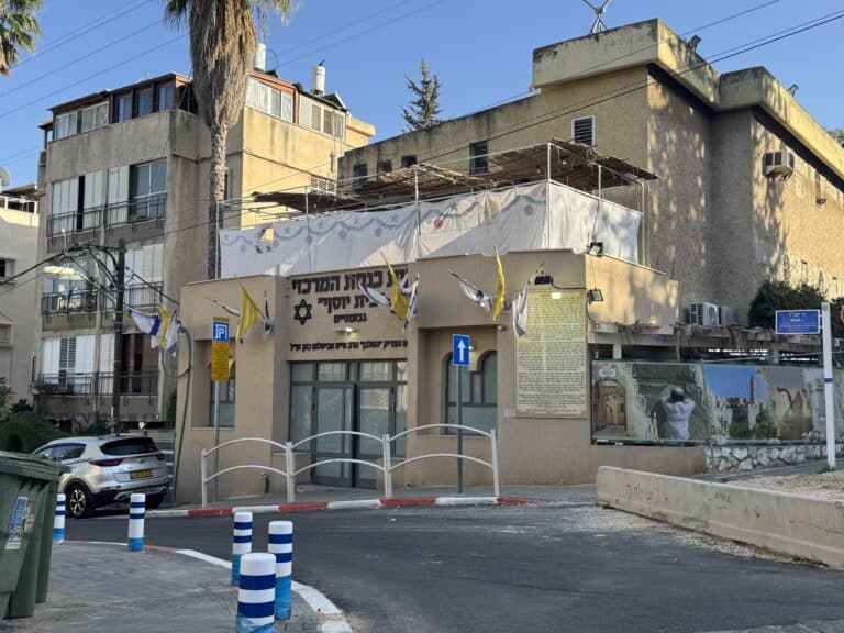 תפלין וספרי תורה קרועים הונחו בכניסה לבית הכנסת ברחוב הגלבוע 11 בגבעתיים