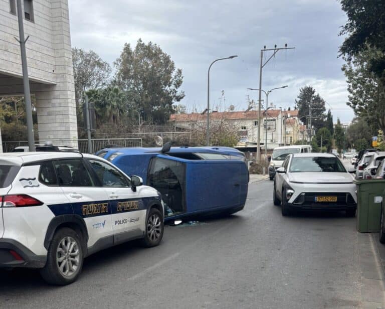 ברחוב אחד העם, שברמת גן רכב התהפך לאחר שיצא מחניית בניין סמוך ופנה ימינה לרחוב – ואיבד שליטה בתוך שניות ספורות.(סרטון בכתבה)