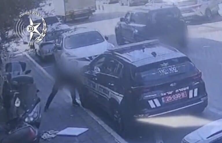 נקמה על דו”ח: רוכב אופנוע ניקב צמיג ניידת בתחנת המשטרה יום אחרי שקילל שוטר