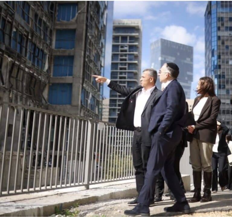 מנכ״ל משרד הפנים ישראל אוזן סייר ברמת גן בזירת נפילת הטיל ונועד עם ראש העיר כרמל שאמה הכהן