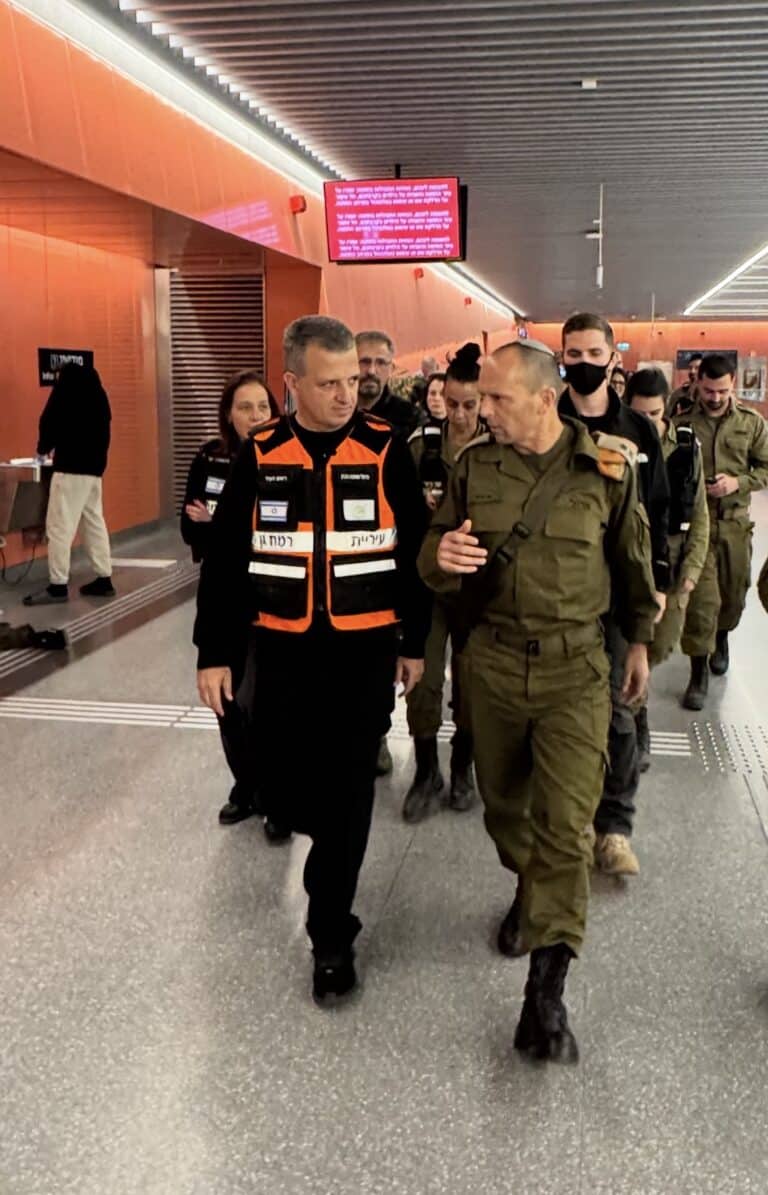 ראש העיר כרמל שאמה הכהן נפגש עם האלוף פיקוד העורף שי קלפר לסיור ברק״ל תחנת אבא הילל