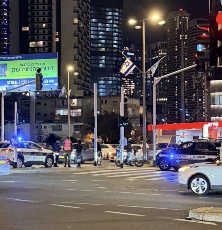 שני חשודים בפריצה וגניבה נעצרו אתמול בערב בצומת עילית ברמת גן,לאחר מרדף דרמטי בעיר ע״י בלשי תחנת אשקלון