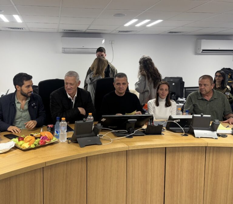 חבר הכנסת ושר הביטחון לשעבר בני גנץ בביקור ברמת גן: סיור במקלטי הרק”ל ובחמ”ל העירוני