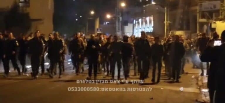 כוחות משטרה ולוחמי משמר הגבול פועלים עכשיו בעיר בני ברק בעקבות תופעת השלכת הנפצים שנמשכת מאז אמש.