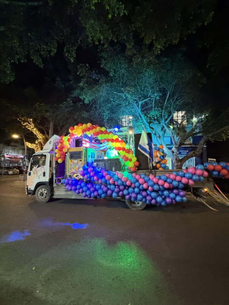 🎭 פורים על גלגלים: ארבע משאיות שמחה סחפו את רמת גן הערב