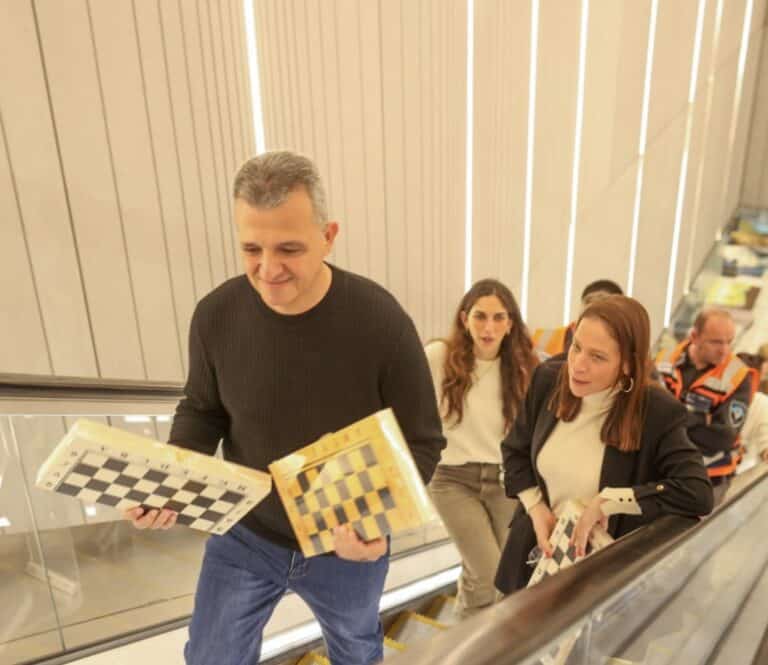 מחווה מרגשת לתושבים: ראש העיר כרמל שאמה הכהן ועיריית רמת גן מחלקים משחקים למקלטים כדי להקל על הילדים והמשפחות