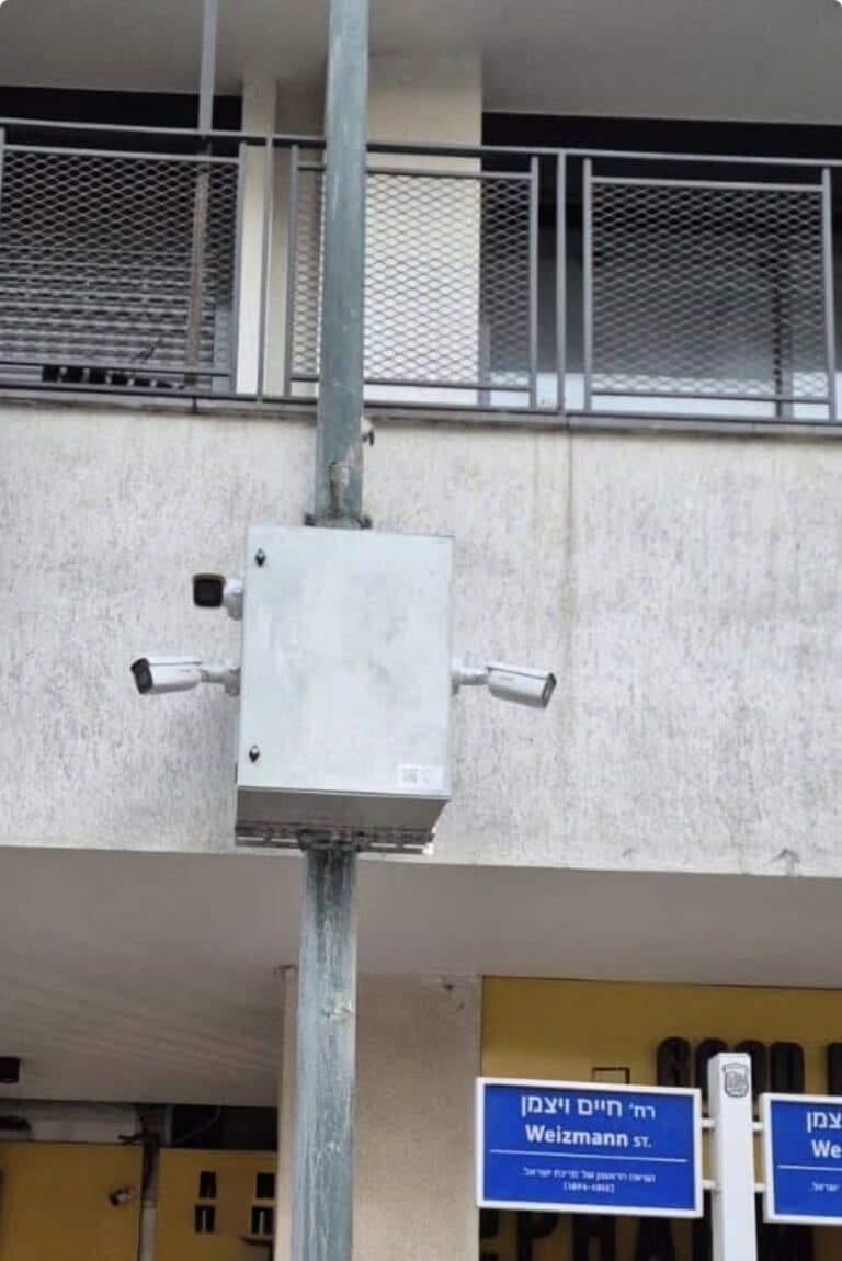 חמישה חודשים אחרי ההכרזה: פרויקט מצלמות הביטחון בעיר גבעתיים מתקדם – התקנות בצמתים מרכזיים
