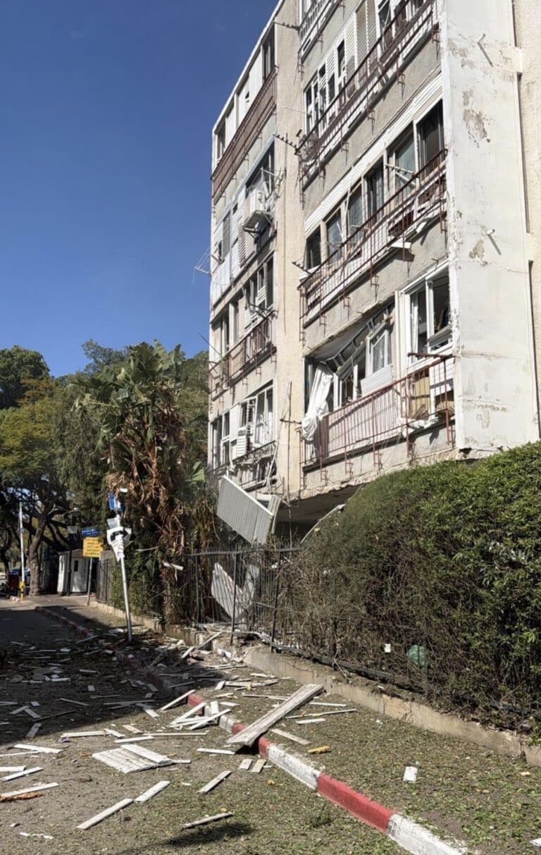 טיפול מהיר בזירת נפילת הרסיסים בגבעתיים, העירייה פעלה במהירות