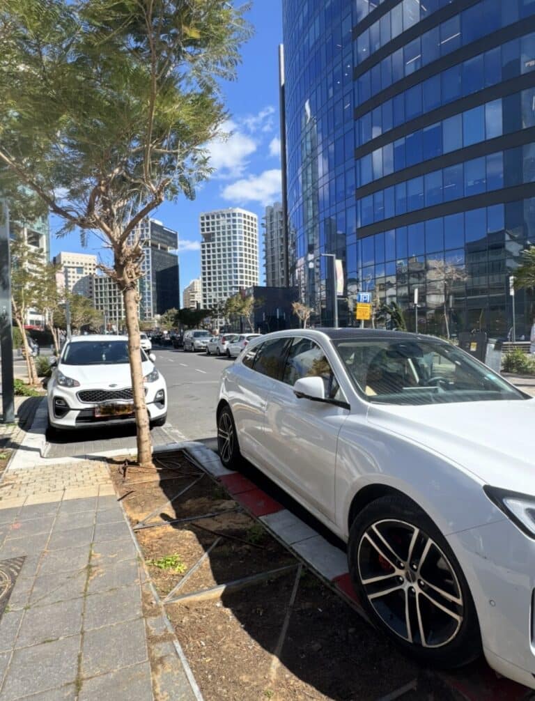 עיריית רמת גן חוזרת לאכיפת חניה כחול-לבן, אדום-לבן ומדרכות – הבוקר יום שני 9.3.26