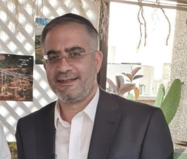 רמת גן בהלם: יו״ר המועצה הדתית בעיר, גדליהו בן שמעון, הוא שנדקר באירוע הקשה שאירע בכיכר רמב״ם סמוך לבית הכנסת הגדול