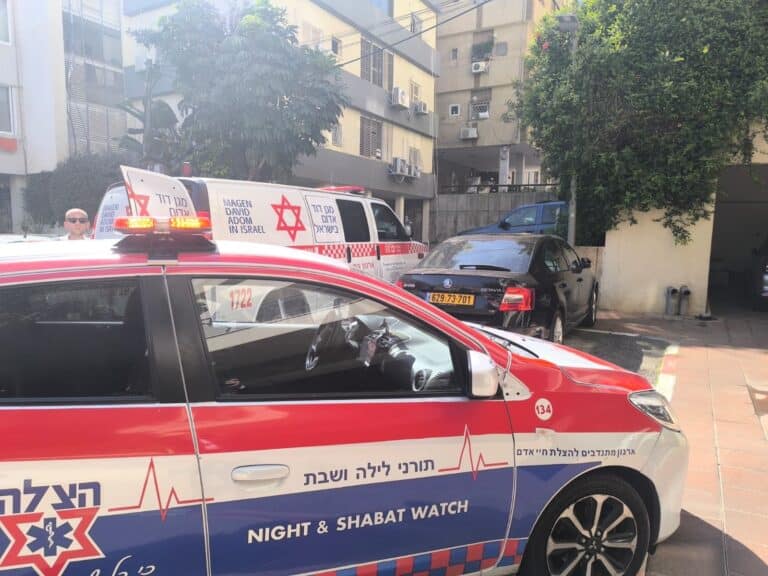 רחוב ראש פינה ברמת גן: אישה כבת 70 פונתה במצב בינוני לאחר שנפלה בחדר מדרגות בבניין מגורים.