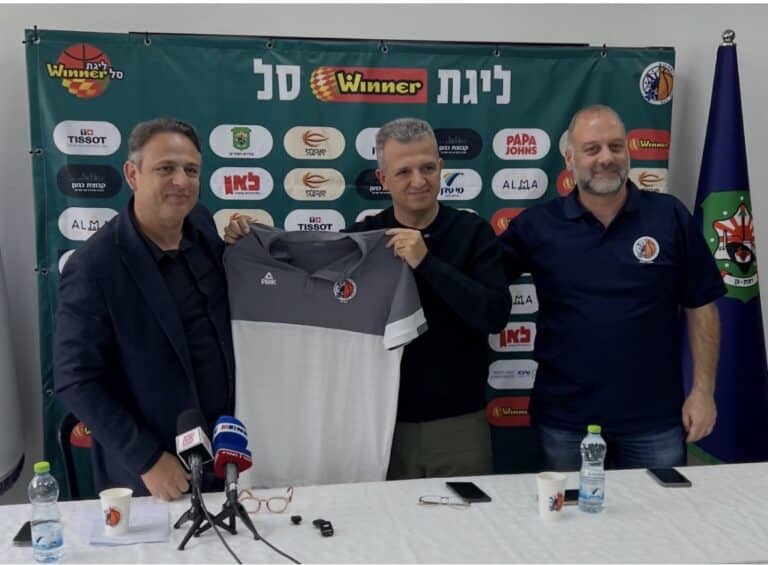 במסיבת עיתונאים חגיגית שהתקיימה באולם זיסמן עם ראש העיר כרמל שאמה הכהן, הוצג הבעלים החדש של מכבי עירוני רמת גן – אבי גבאי, שנכנס לתפקיד במקומו של חן שניידרמן