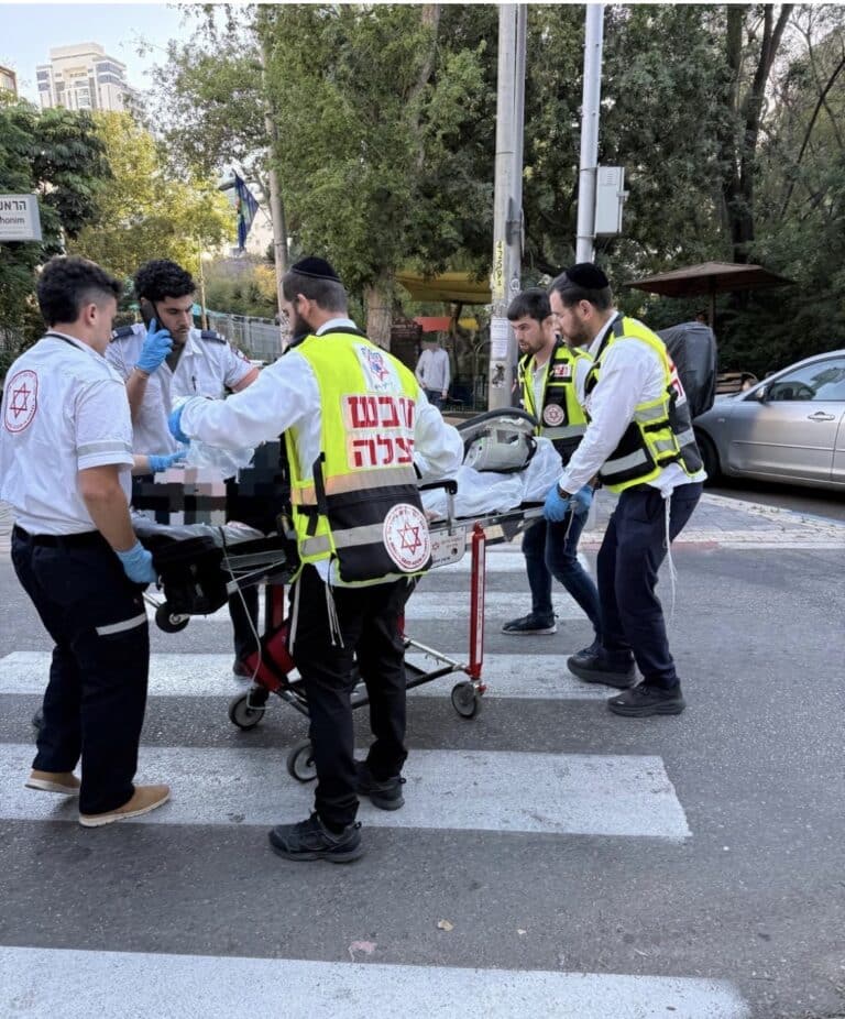 רחוב הראשונים ברמת גן: בת 71 התמוטטה במאפייה – חייה ניצלו לאחר החייאה