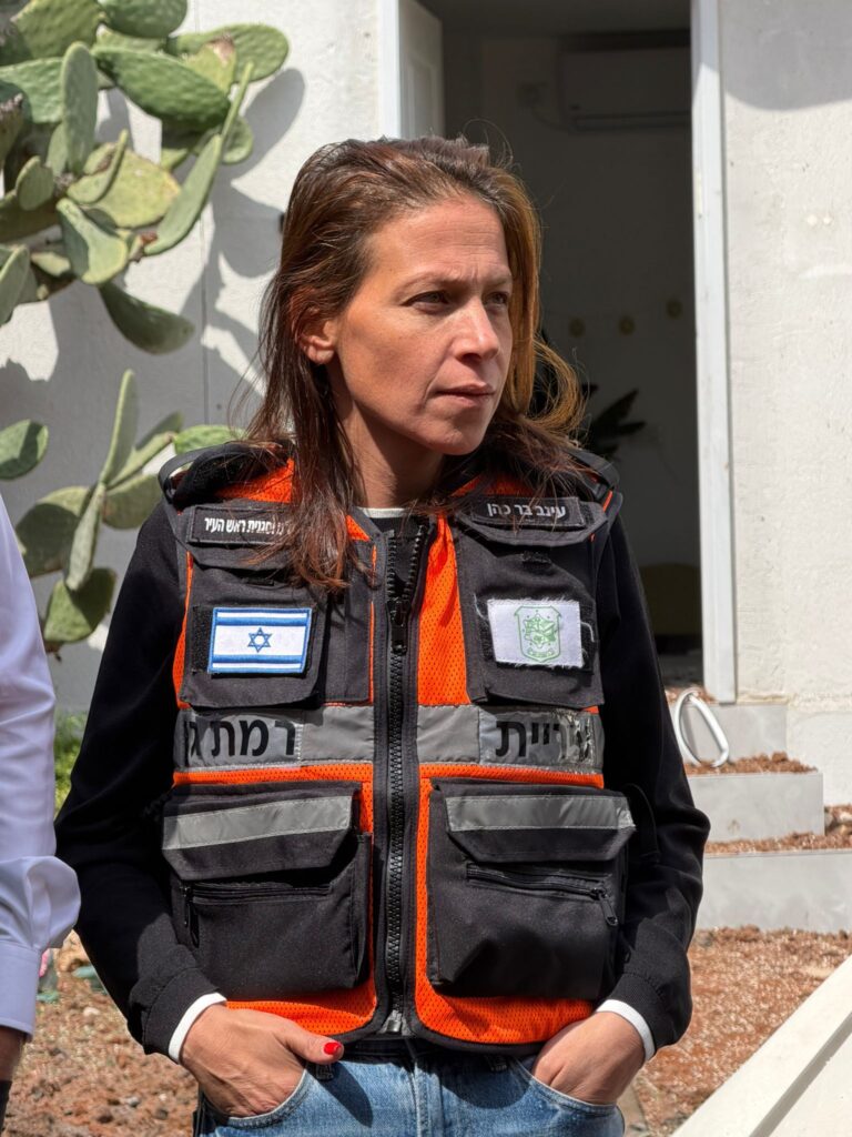 ״המלחמה מול איראן היא בדיוק מסוג הרגעים שבגללם בחרתי להיות נבחרת ציבור״ מ״מ וסגנית ראש העיר עו״ד עינב בר כהן בראיון מיוחד