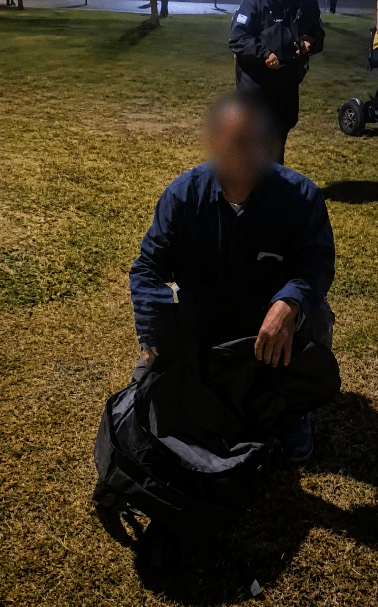 דרמה בפארק הלאומי רמת גן: שני תיירים מסין נתפסו עם ברווזים בתוך תיק שחור גדול שהביאו עמם למקום. השניים נעצרו בחשד לגניבת הברווזים, ועל פי החשד התכוונו לקחתם למאכל. בחקירה טענו: “רק רצינו לאמץ אותם