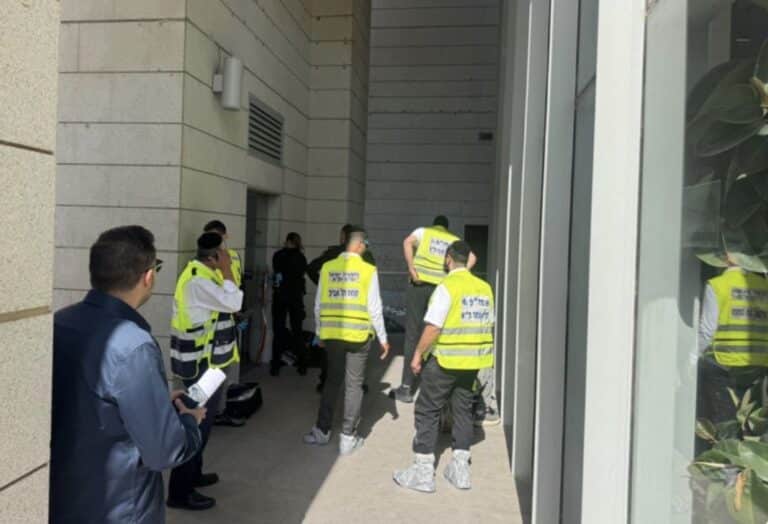 טרגדיה קשה ברמת גן: ביום ראשון האחרון (10.5) הוזעקו מתנדבי זק״א לאירוע ברחוב אבא הלל בעיר, שם אותר גבר כבן 90 ללא רוח חיים לאחר שנפל מגובה רב.הסרטון למטה בכתבה