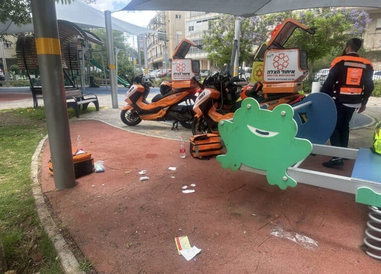 רחוב מורדי הגטאות ברמת גן: תוך כדי משחק בגן שעשועים, ילדה בת 7 נפלה אתמול (שבת) מגובה של כשני מטרים ונפצעה באורח בינוני.