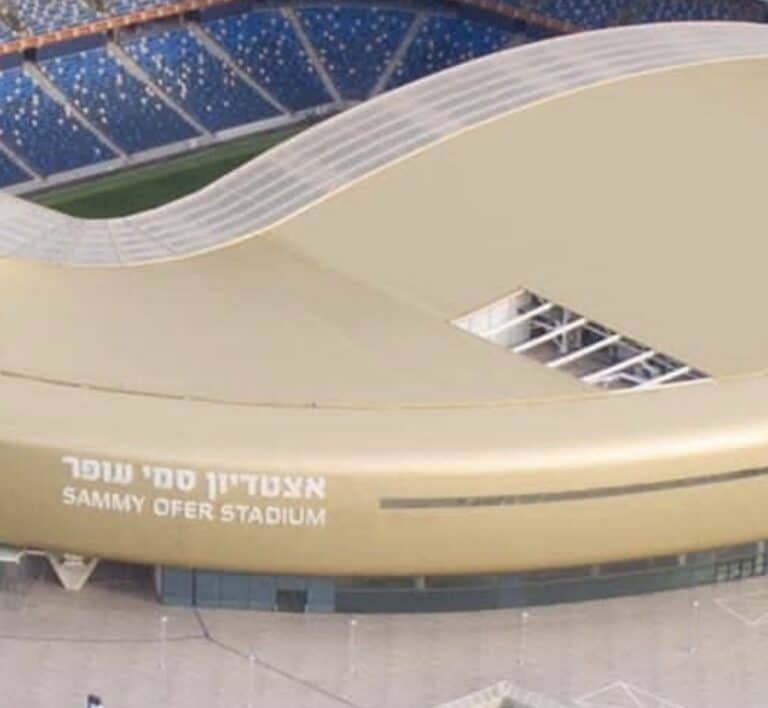 ביום שלישי האחרון 19.5 נעצר תושב רמת גן בן 37 בחשד לצילום נשים בתוך תא שירותי הנשים במהלך משחק כדורגל באצטדיון ״סמי עופר״ בחיפה.