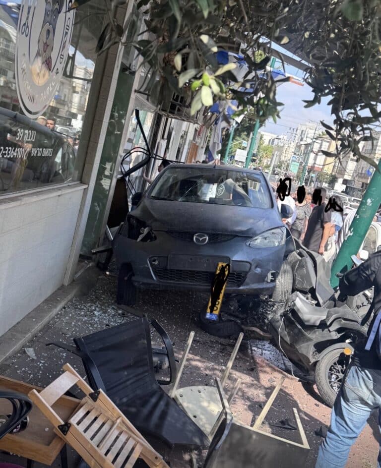 רכב נכנס בחנות ברחוב נגבה ברמת גן