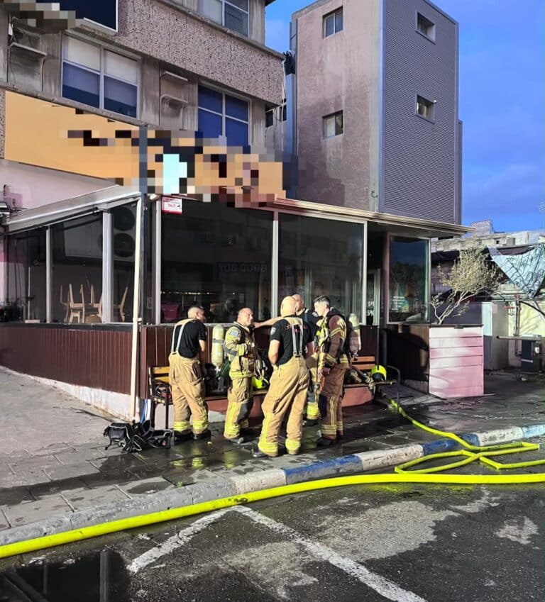 ברחוב תפוצות ישראל בגבעתיים כורזין , פרצה הבוקר שריפה במסעדה במרכז מסחרי, שהובילה להזנקת כוחות כיבוי והצלה למקום.