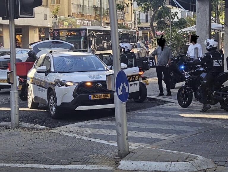 שלושה חשודים בגניבת אופנוע נעצרו ברחוב ויצמן בגבעתיים לאחר מרדף